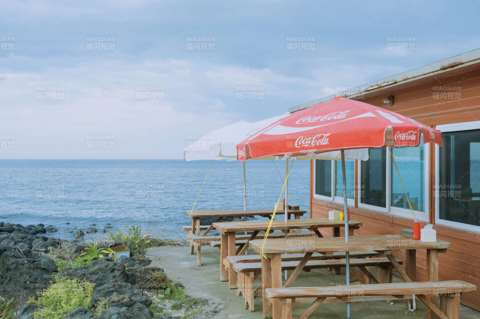 海边咖啡馆静谧一角图片