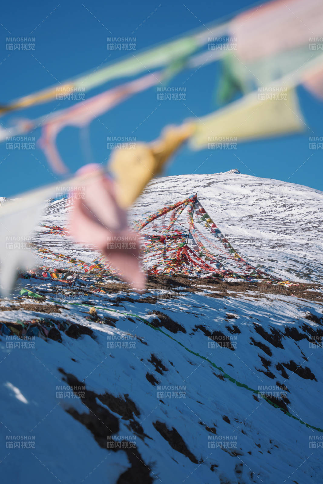 雪峰上的经幡飘扬图片
