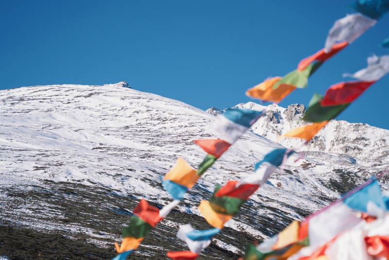 雪山彩旗迎风飘图片