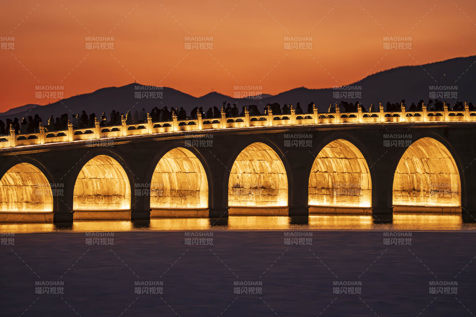 十七孔桥夜景，点亮桥洞图片