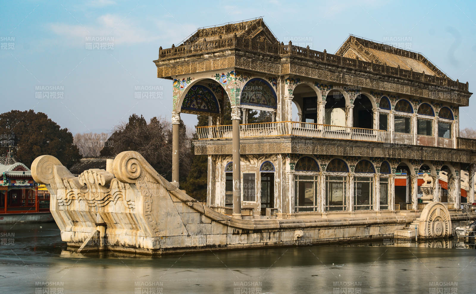 颐和园石舫静泊湖面图片