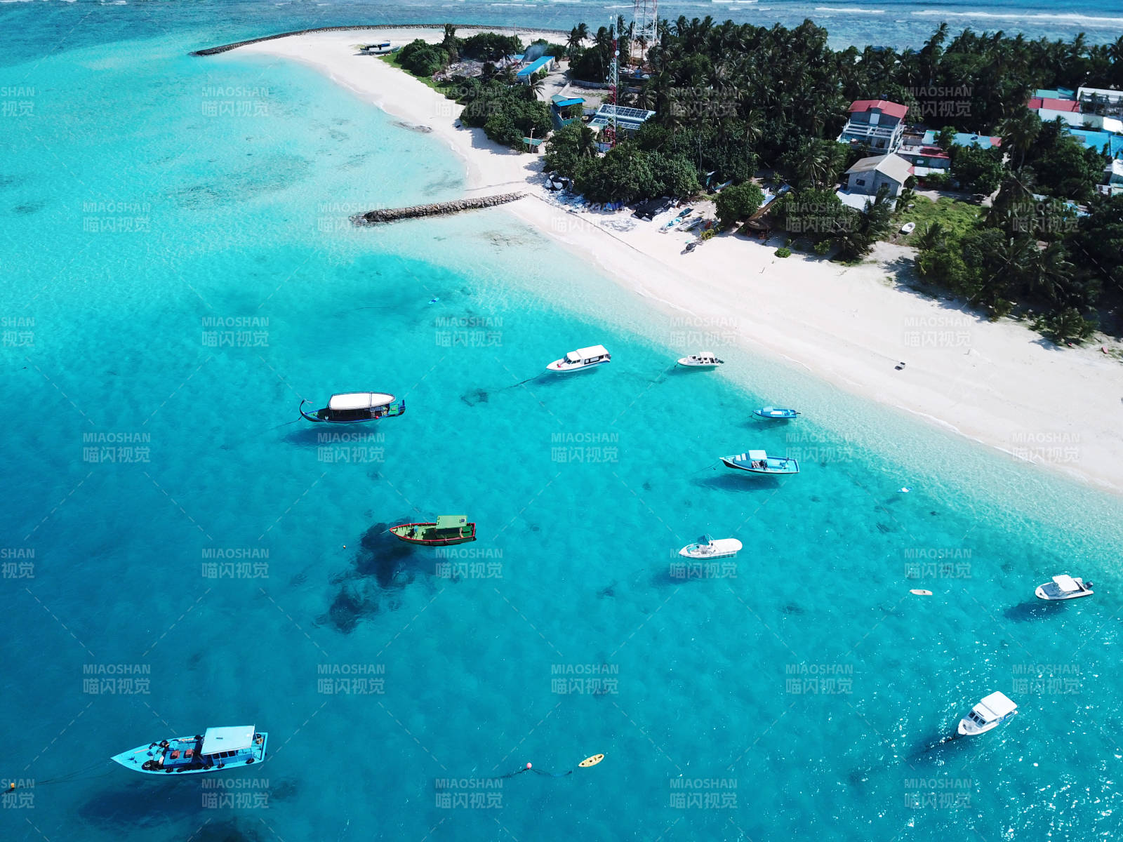 马尔代夫 碧海白沙游船景图片