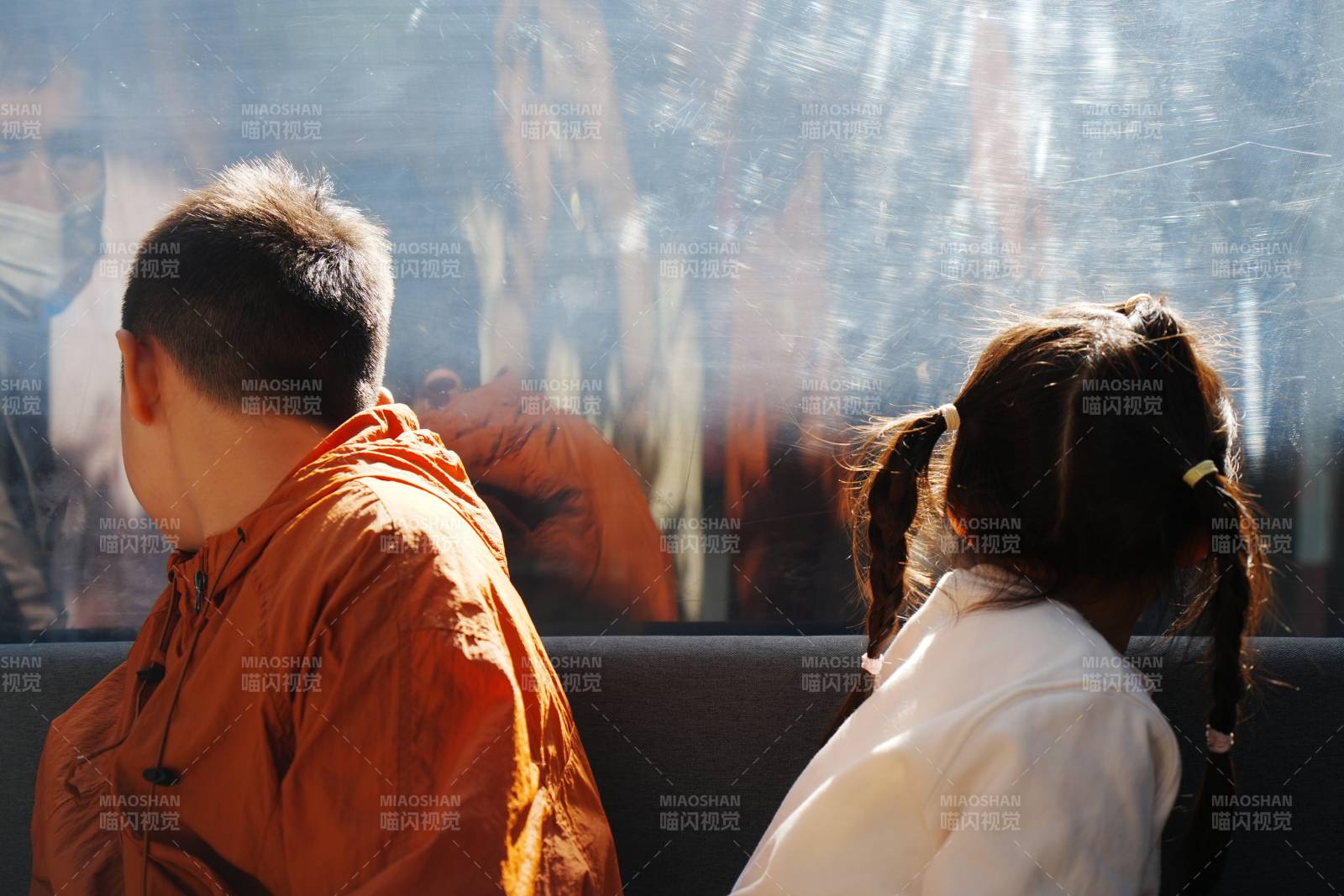 兄妹坐缆车赏景图片