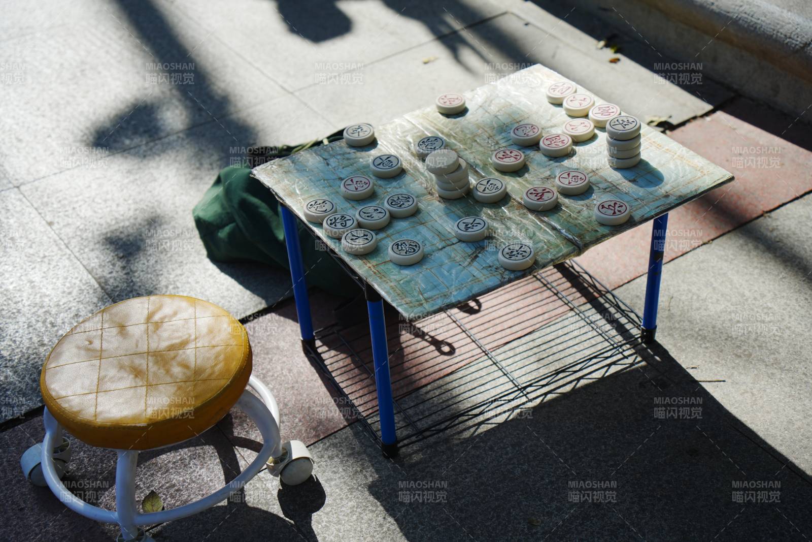 街头象棋对弈图片