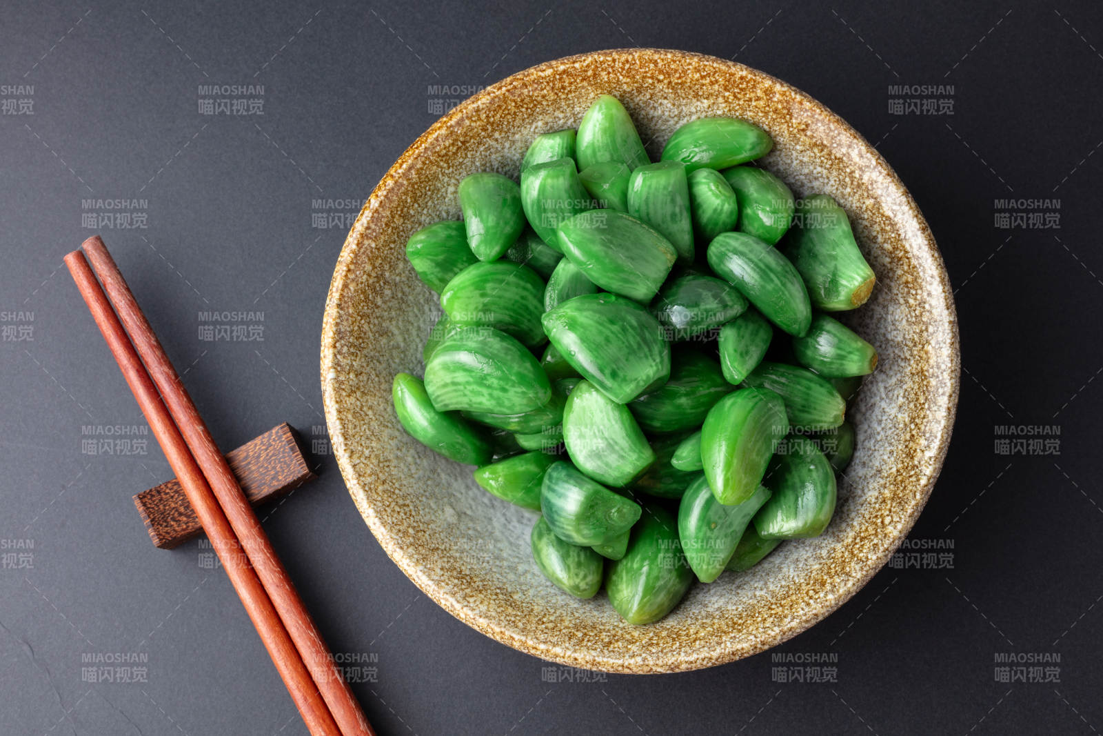 腊八蒜配筷子图片