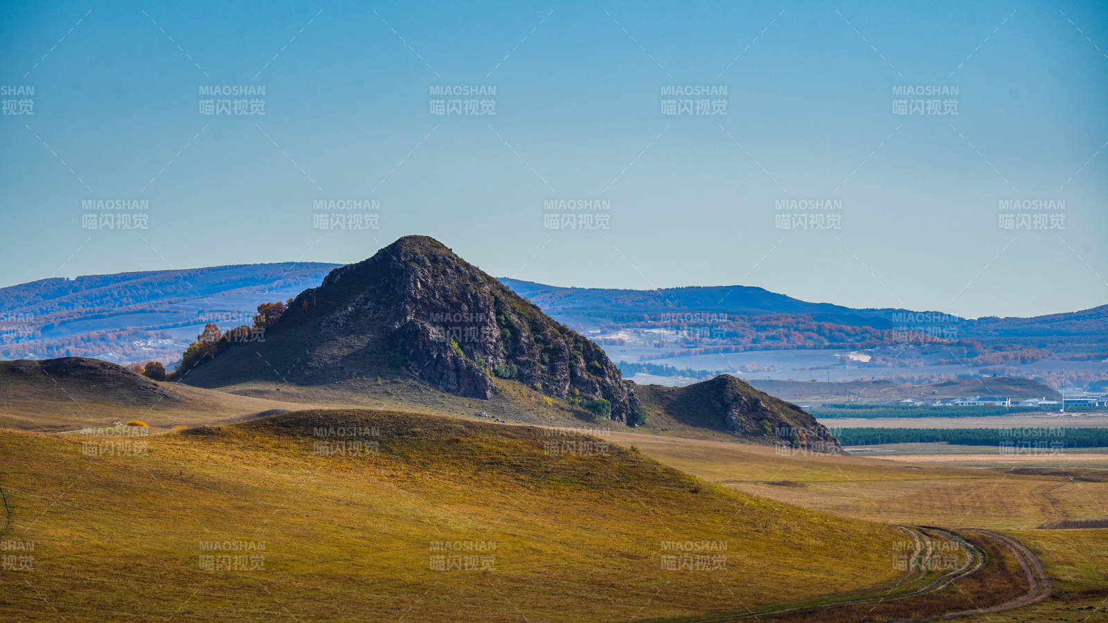 乌兰布统草原孤峰远山图片