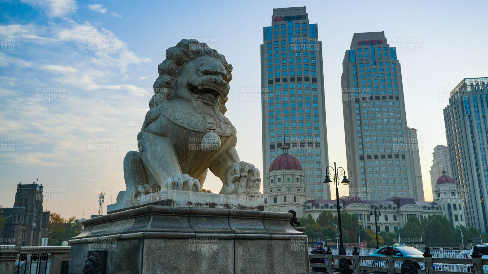 天津狮子桥城市狮像与高楼图片