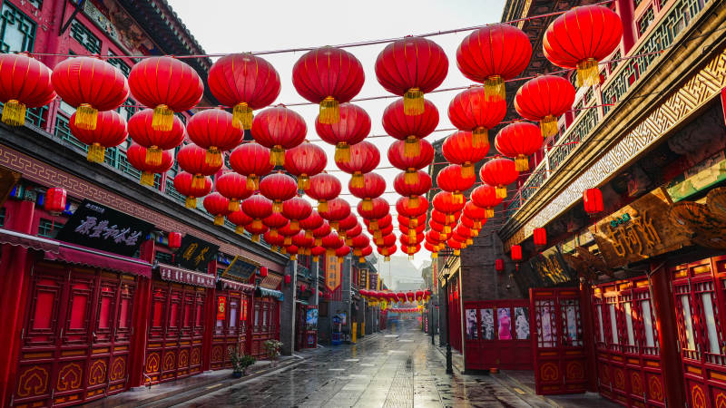 天津文化街红灯笼映古街图片