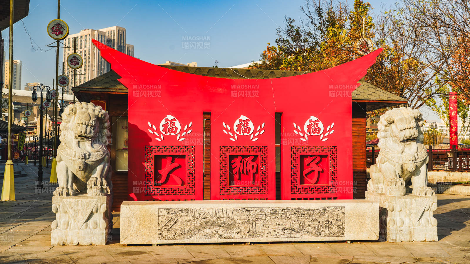 天津红色门楼石狮迎春图片