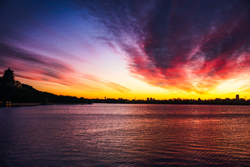 颐和园湖畔晚霞映天际图片