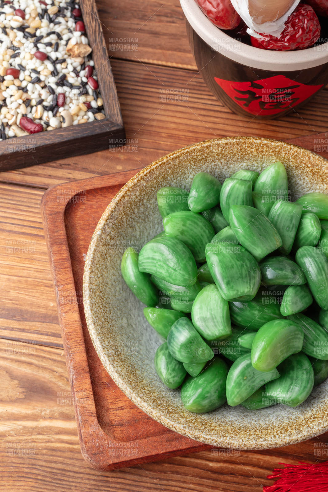 青翠腊八蒜摆盘图图片