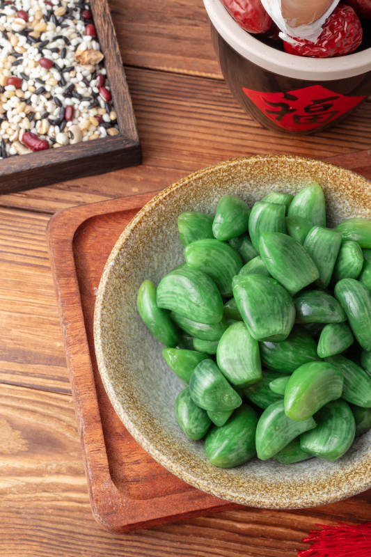 青翠腊八蒜摆盘图图片