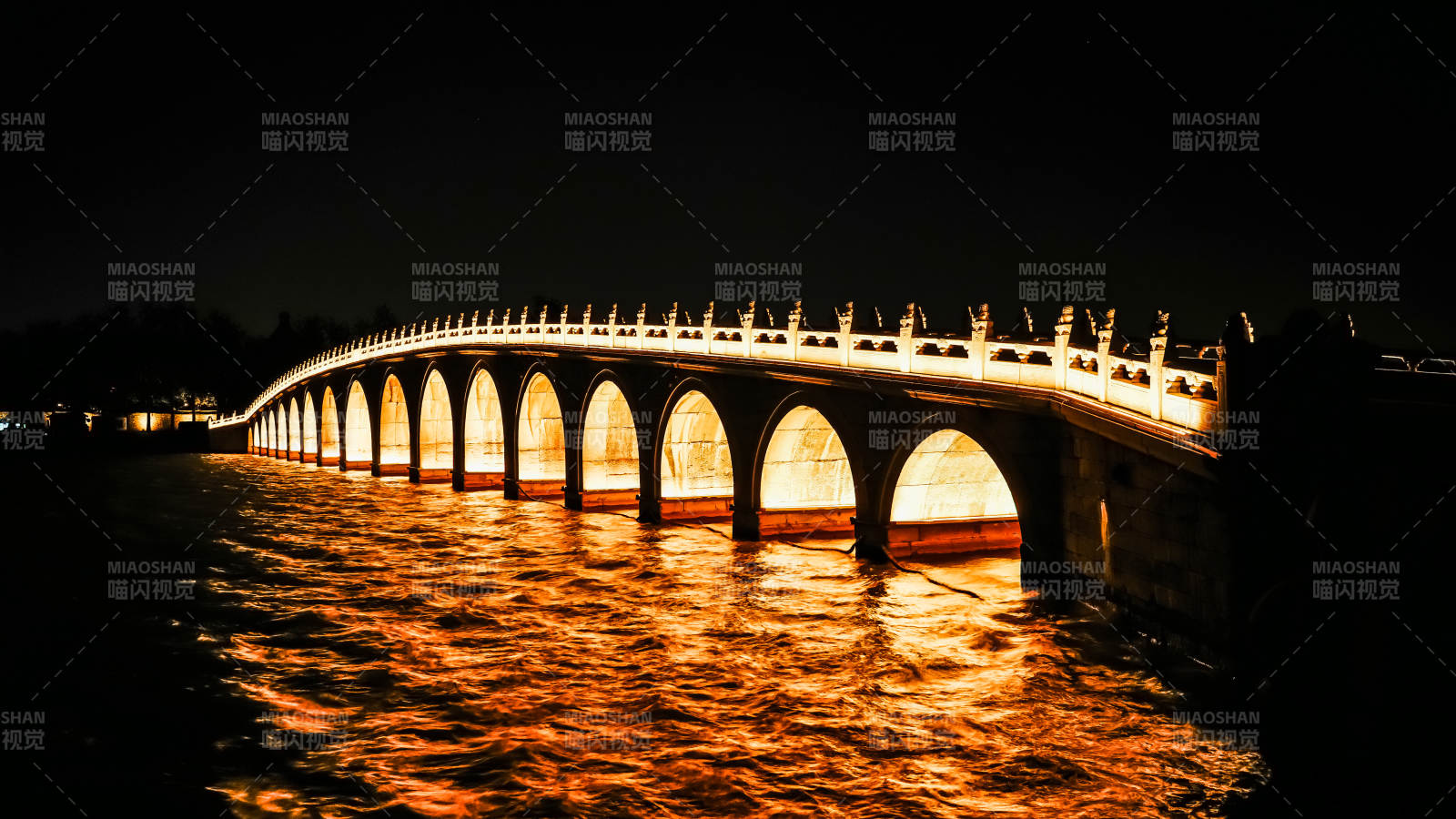 颐和园十七孔桥夜色映水光图片