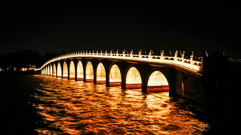 颐和园十七孔桥夜色映水光图片