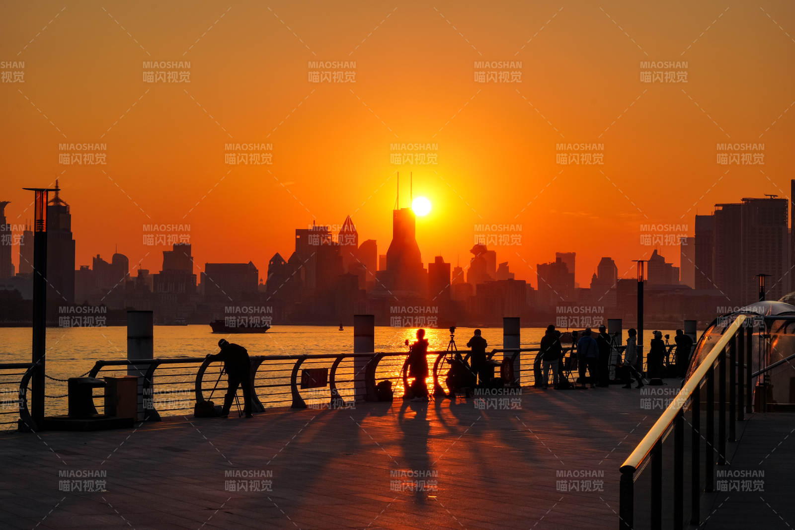 夕阳下的城市剪影图片