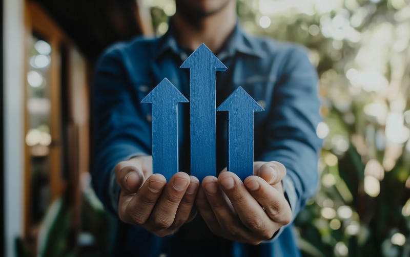 向上攀升的蓝箭头图片