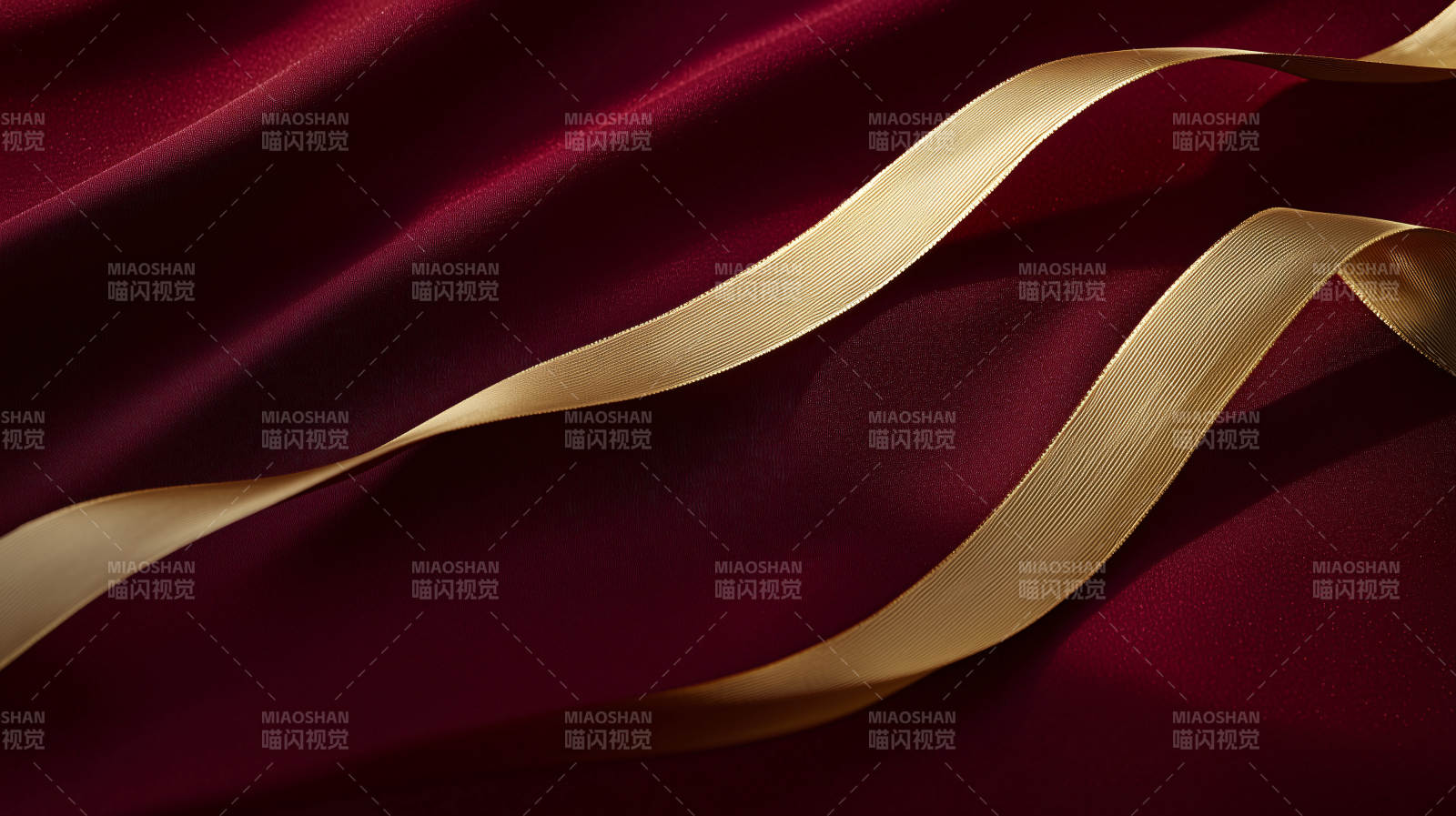 暗红丝绒与金色丝带的优雅邂逅图片