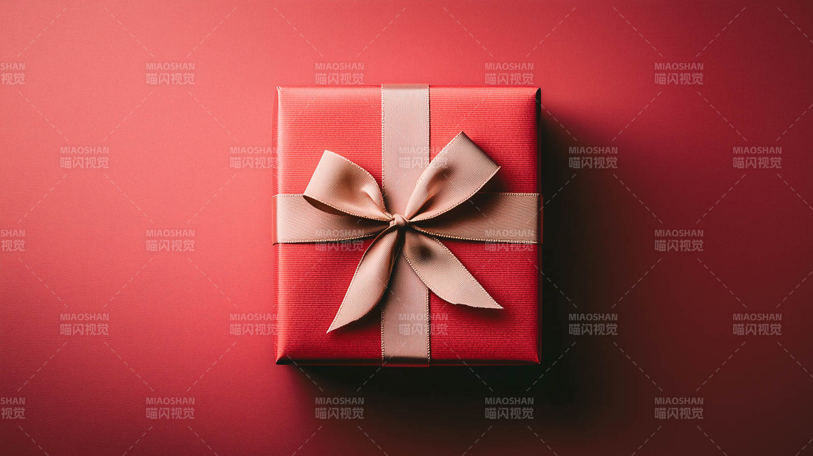 深红色礼盒上的金色丝带图片