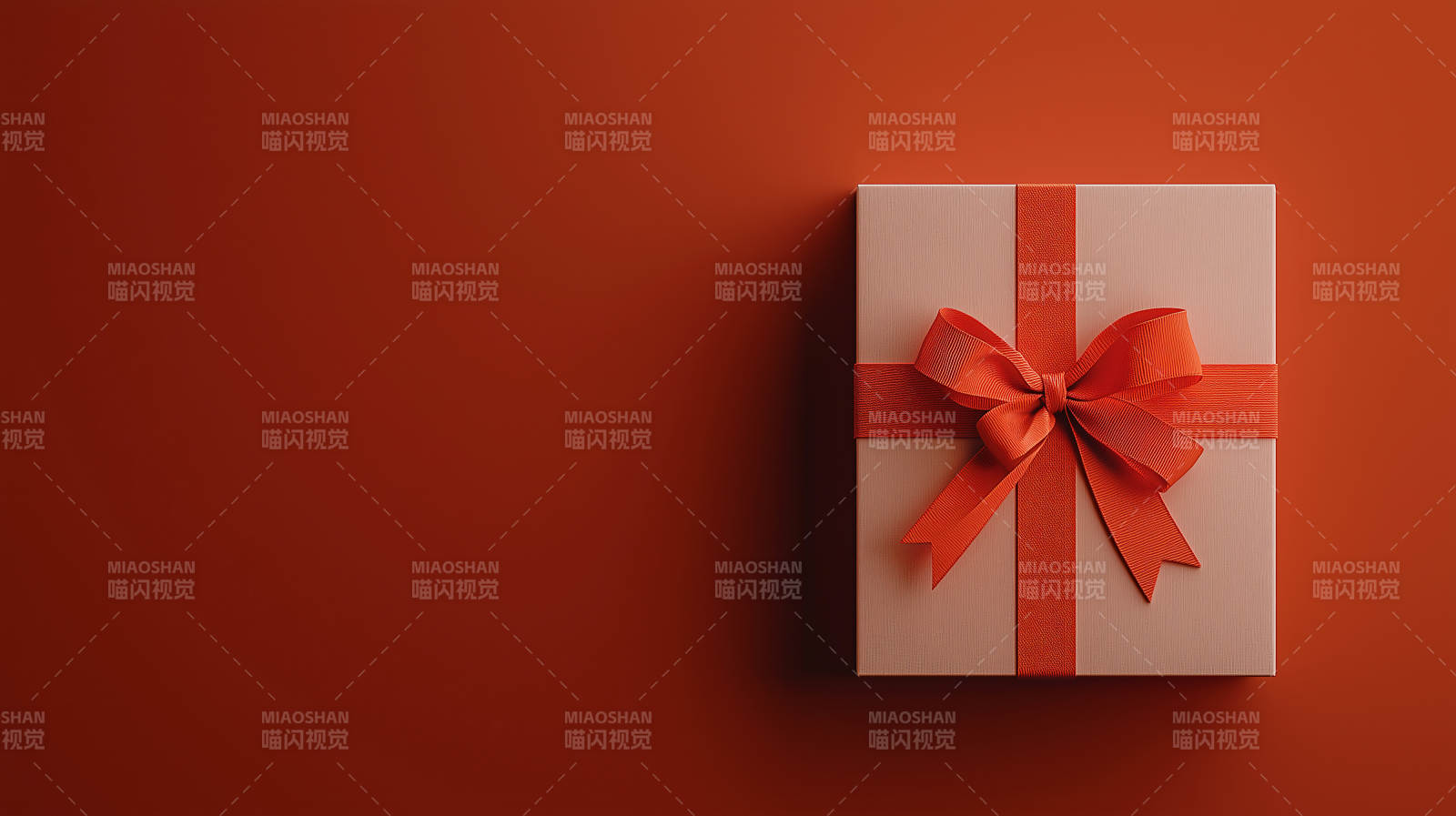 深红色礼盒上的金色丝带图片