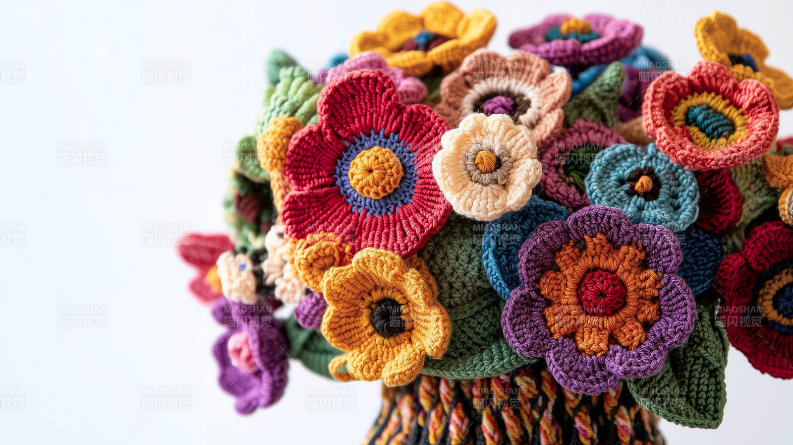 钩针编织的彩色花束图片