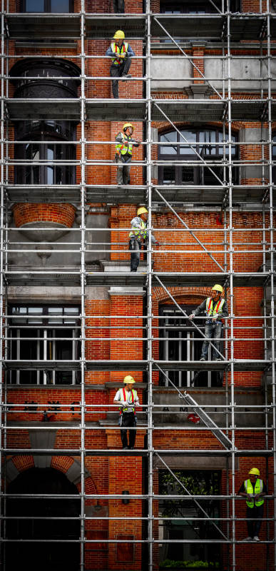 工人在脚手架上作业图片