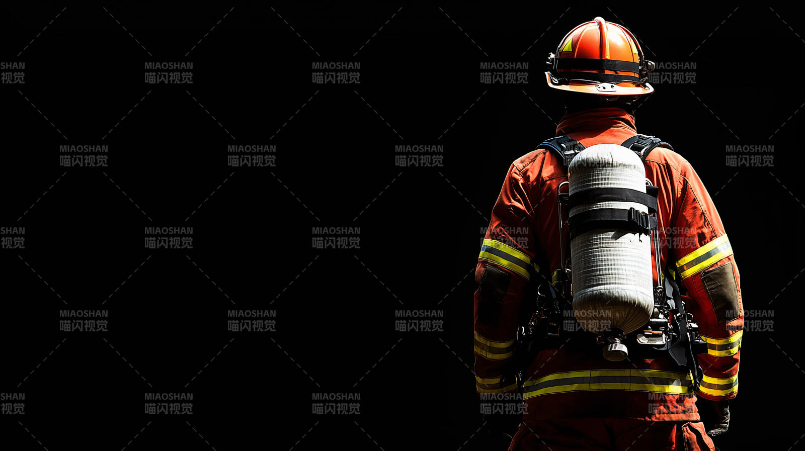 消防员背影图片