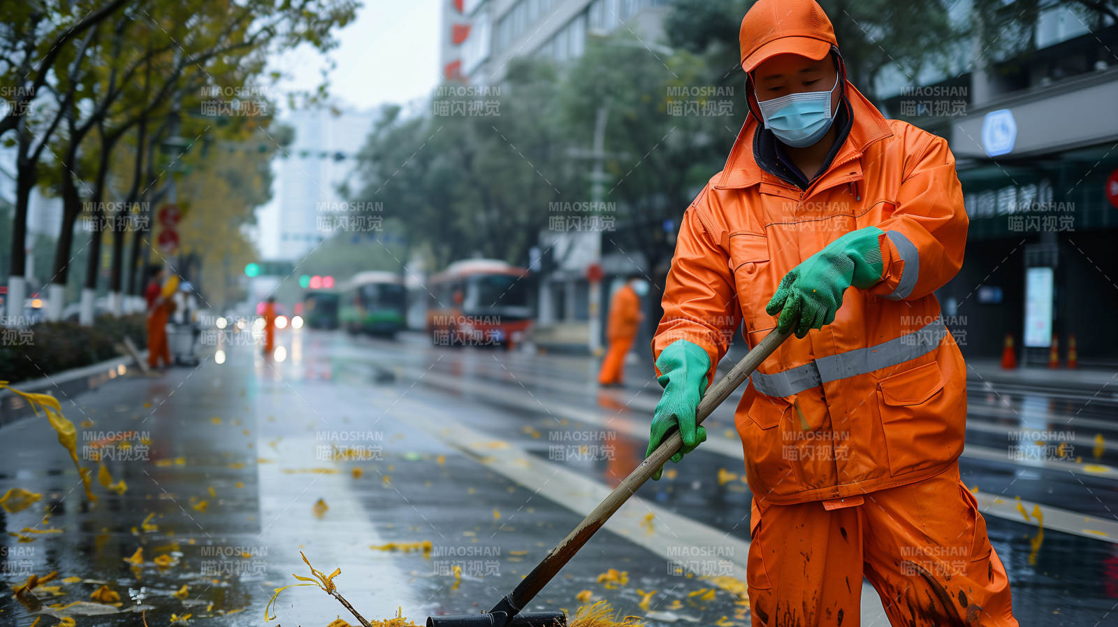 环卫工雨中清扫图片