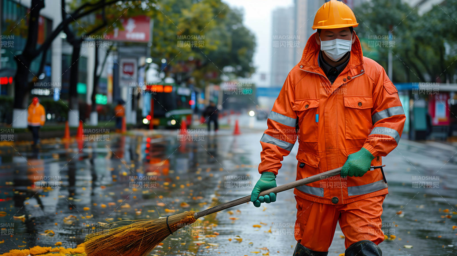 环卫工雨中扫街图片