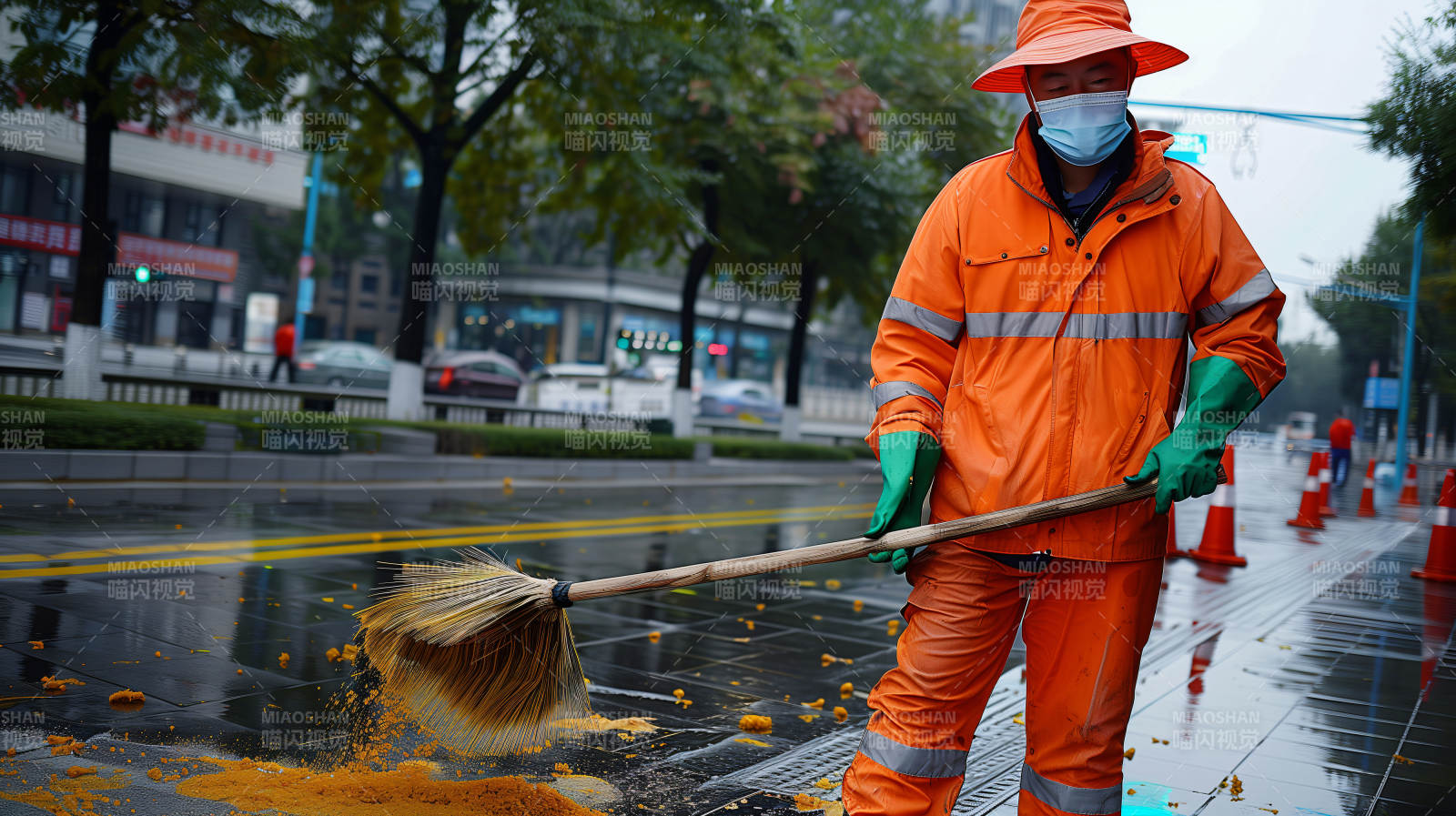 环卫工人清扫落叶图片