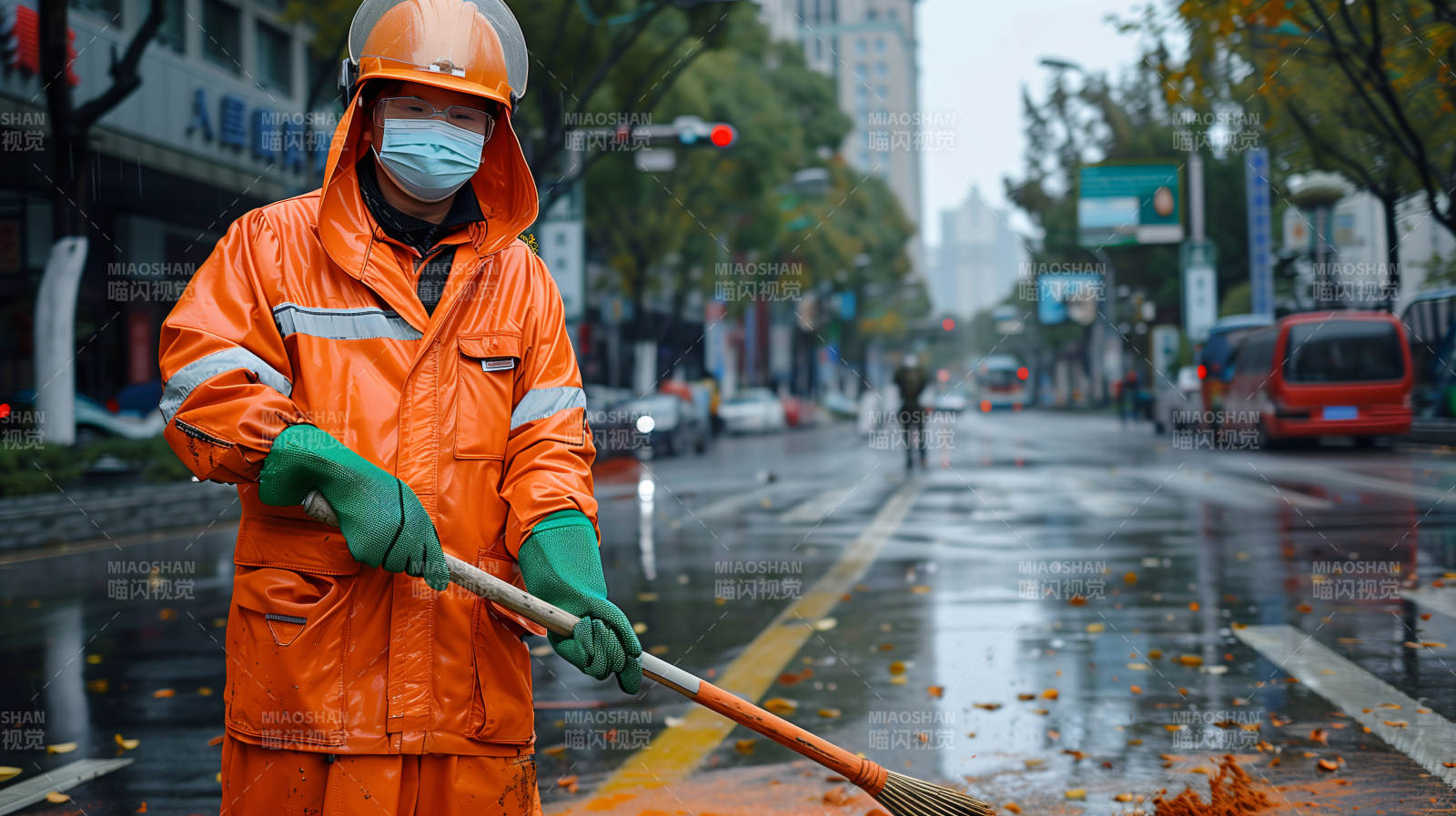 雨中清扫落叶图片