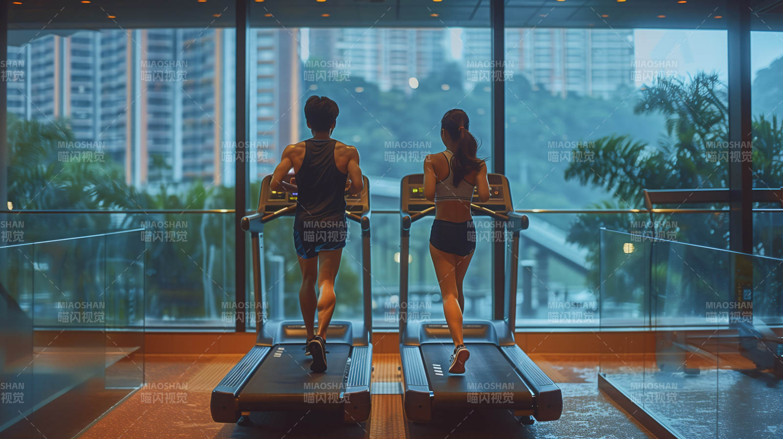 窗边跑步的两人图片