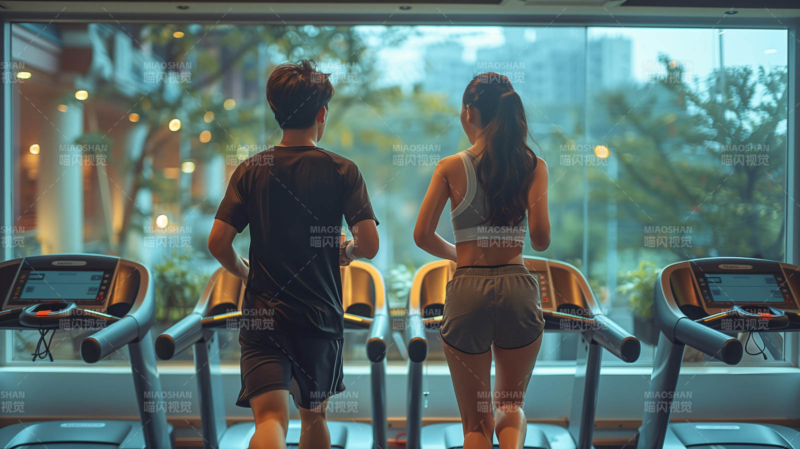 健身房跑步情侣图片