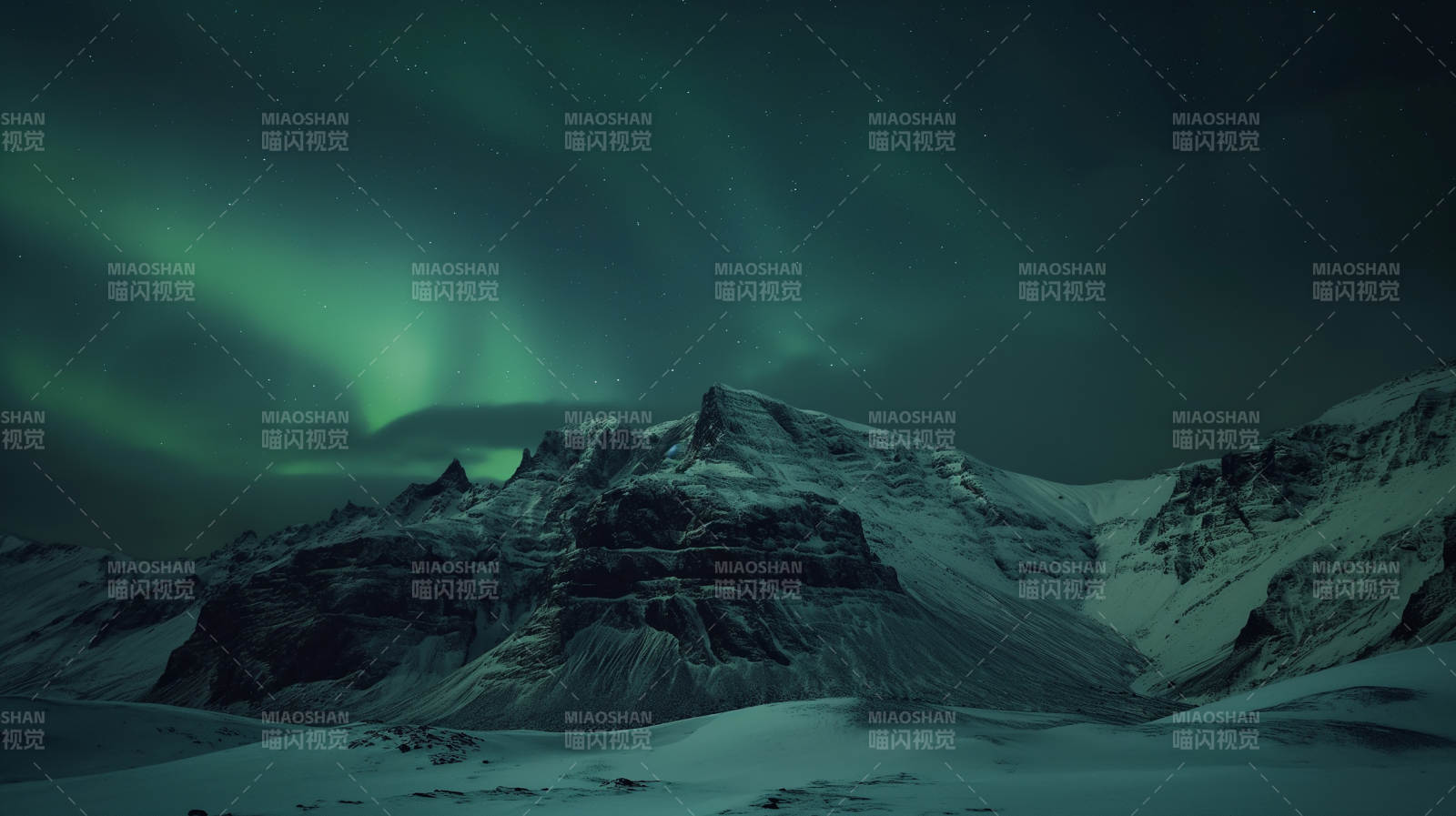 极光映雪峰图片