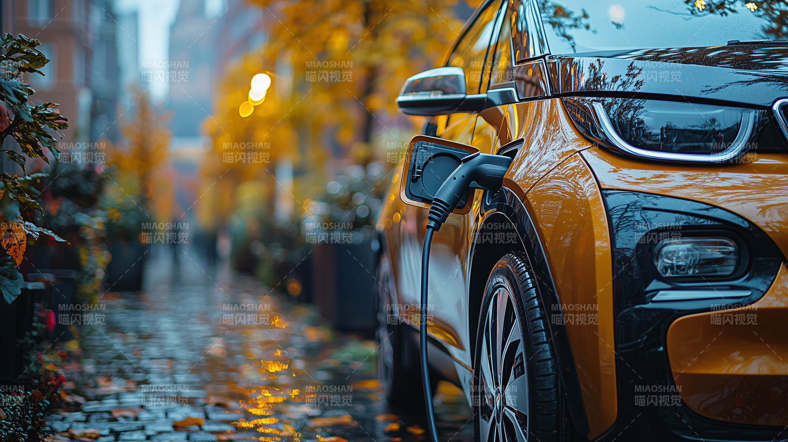 秋雨中充电的橙色电车图片