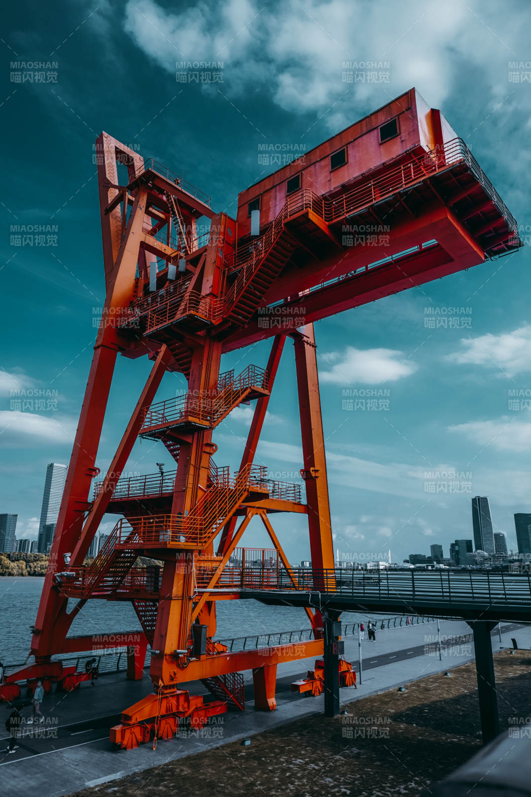 红色巨塔临水矗立图片