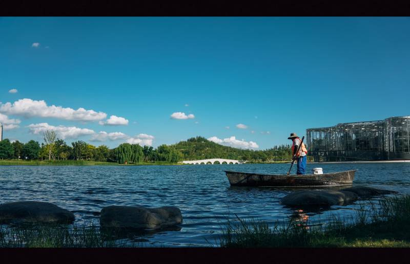 湖上泛舟 晴空万里图片