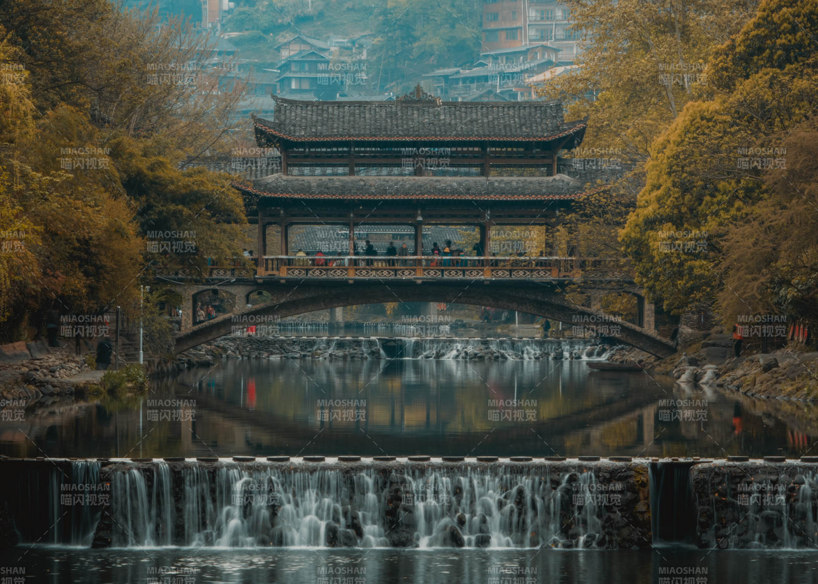 古桥秋水映山色图片