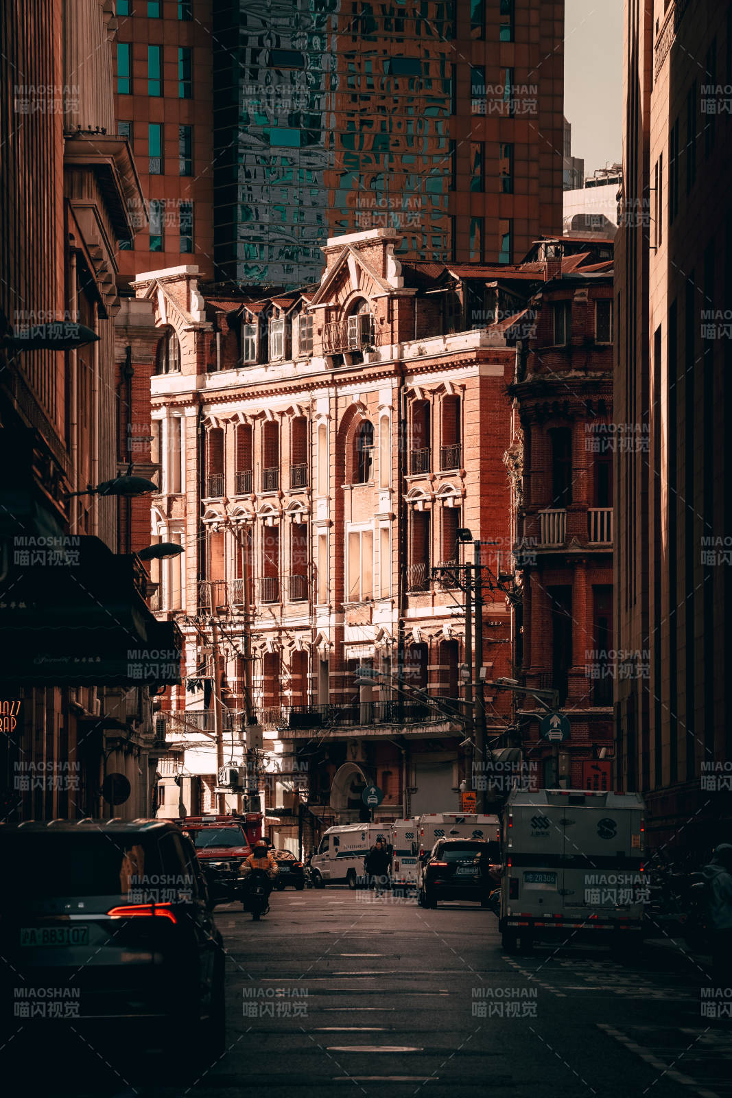 城市街景光影交错图片