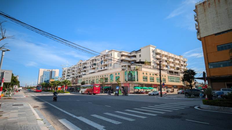 城市街景 晴空万里 越南芒街市图片