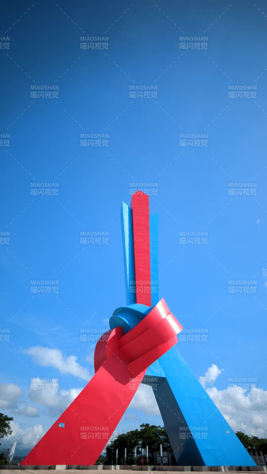 红蓝交织的雕塑 东兴市 竹山村图片