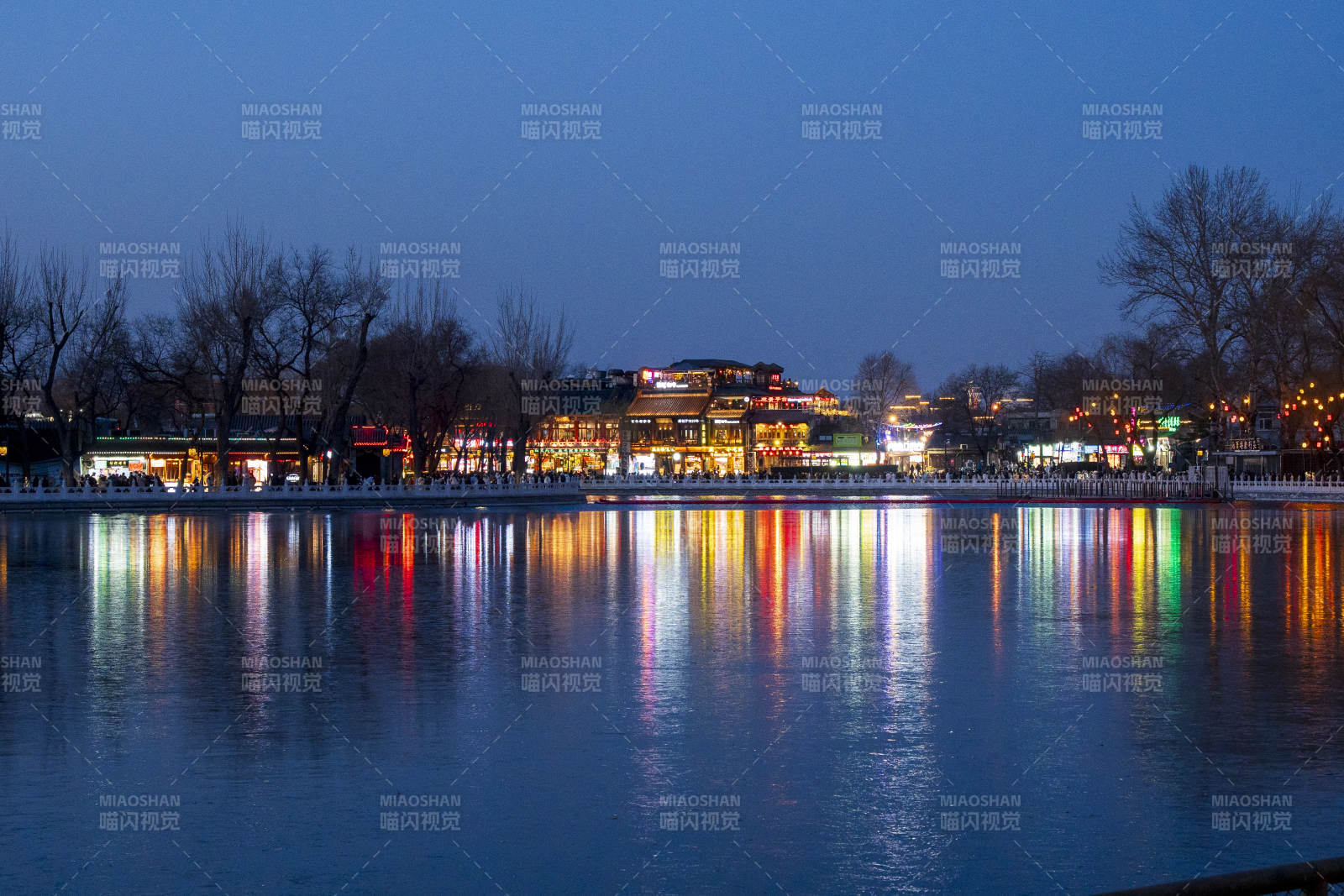 北京什刹海夜色湖畔灯火辉煌图片