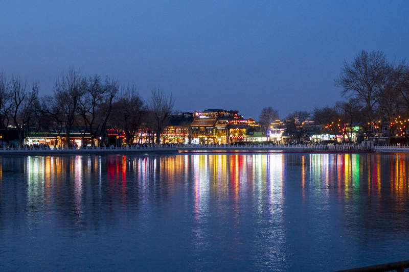 北京什刹海夜色湖畔灯火辉煌图片