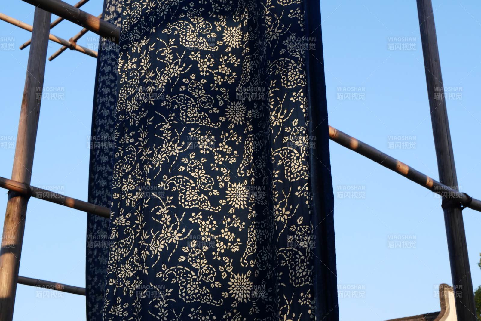 蓝底金花布艺挂饰图片