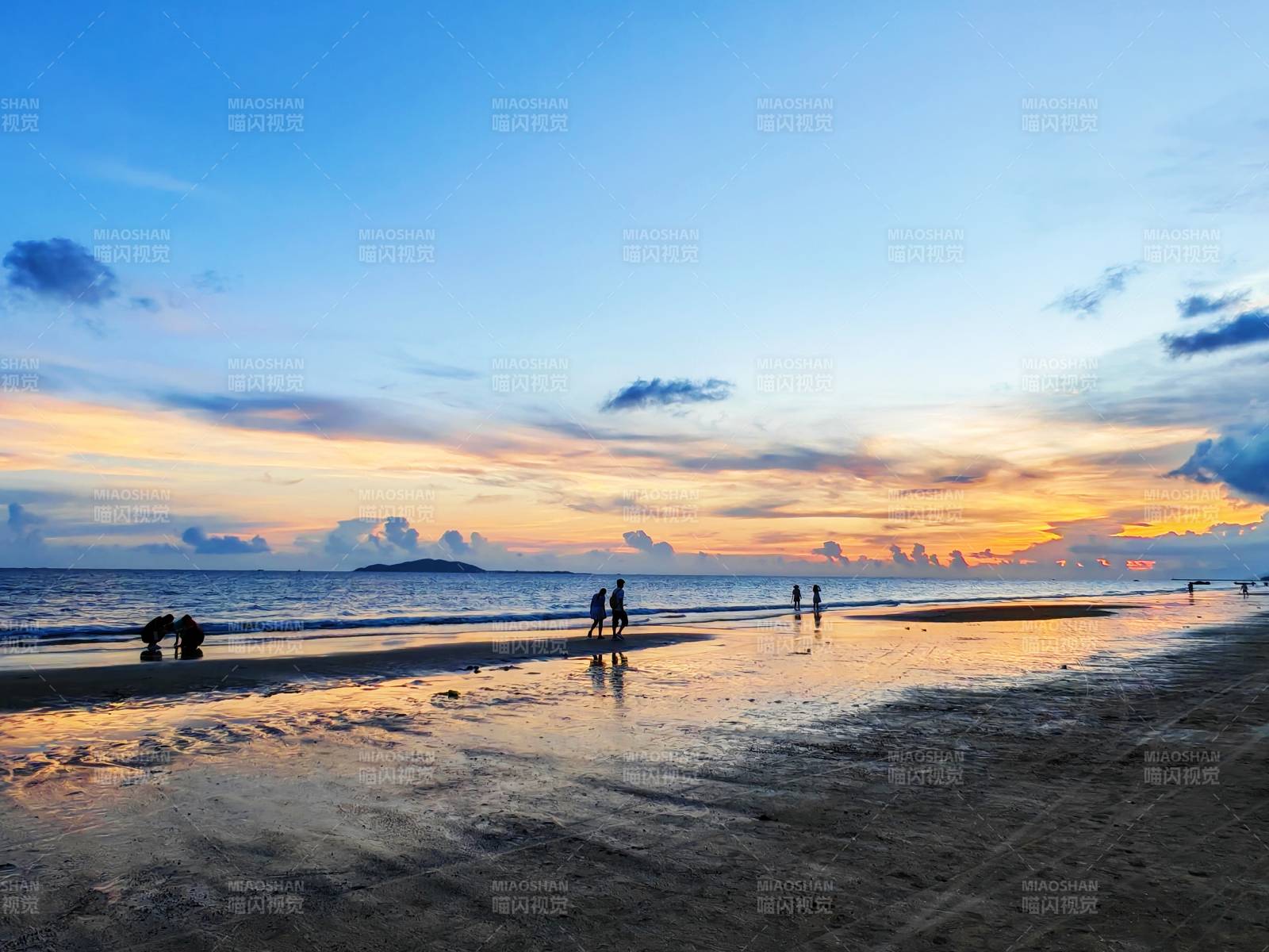 三亚湾椰梦长廊夕阳海滩剪影图片