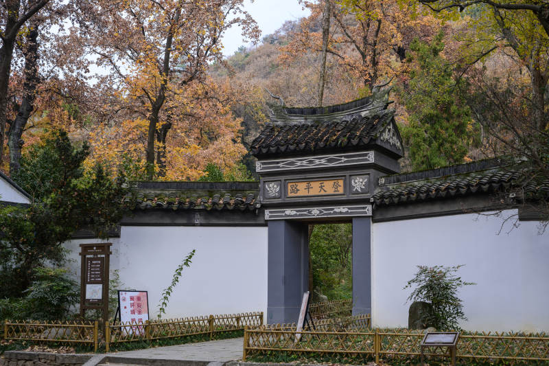 苏州秋色中的古门楼图片