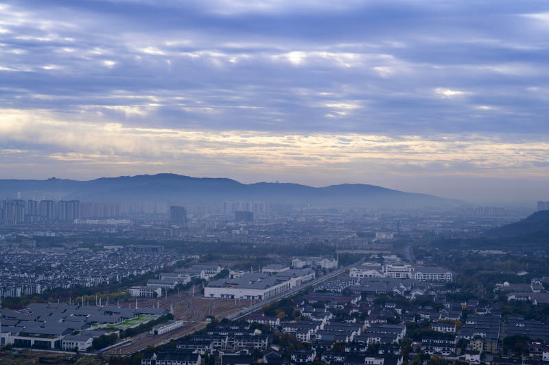 苏州城市晨雾远景图片