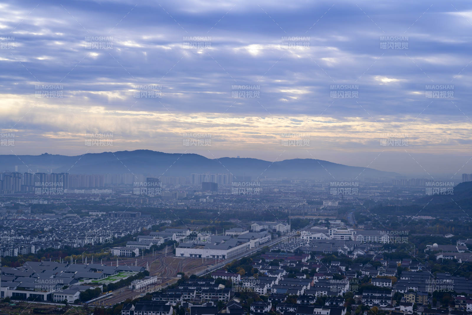 苏州城市晨雾远景图片