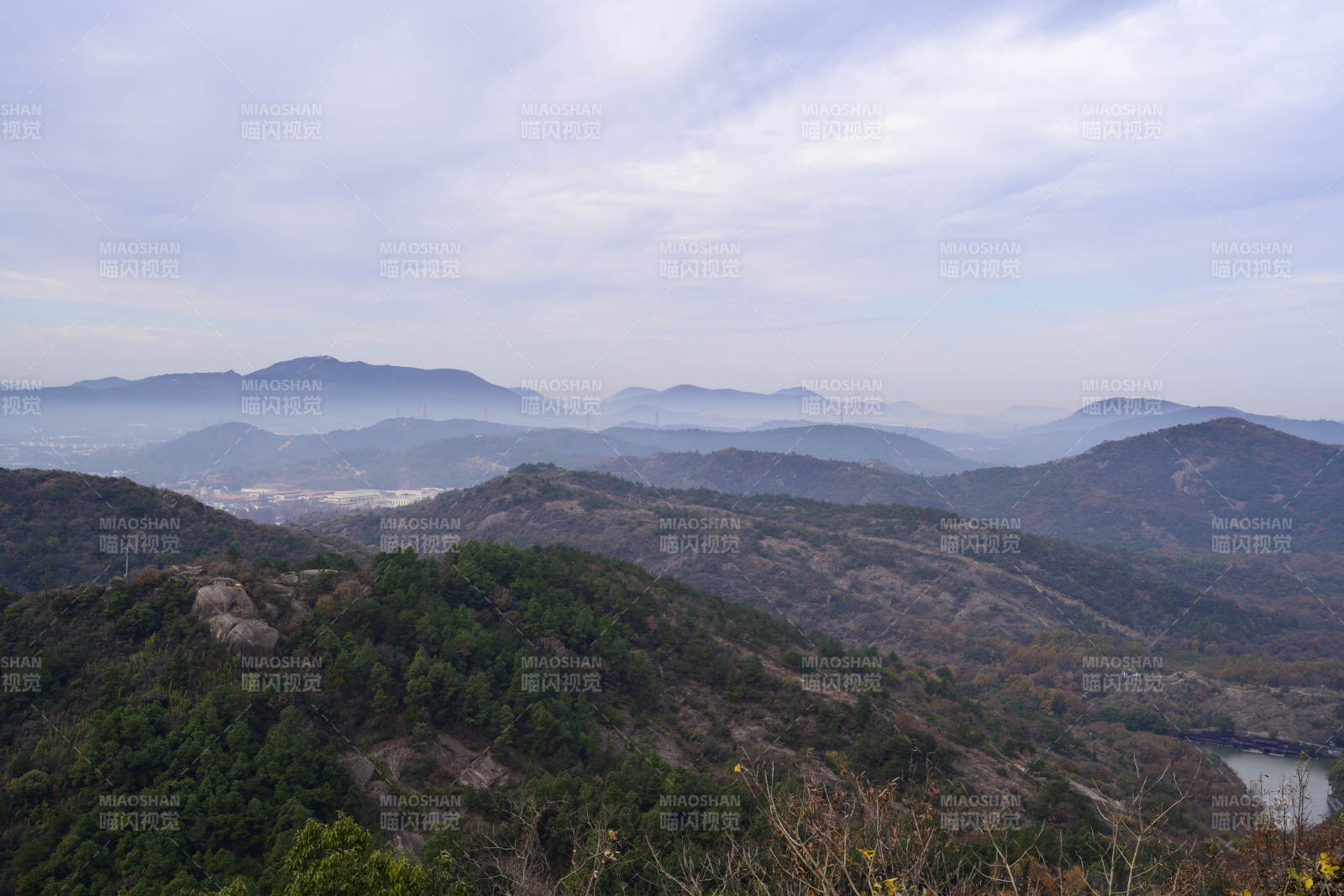 黄山云海山峦叠翠远眺图图片