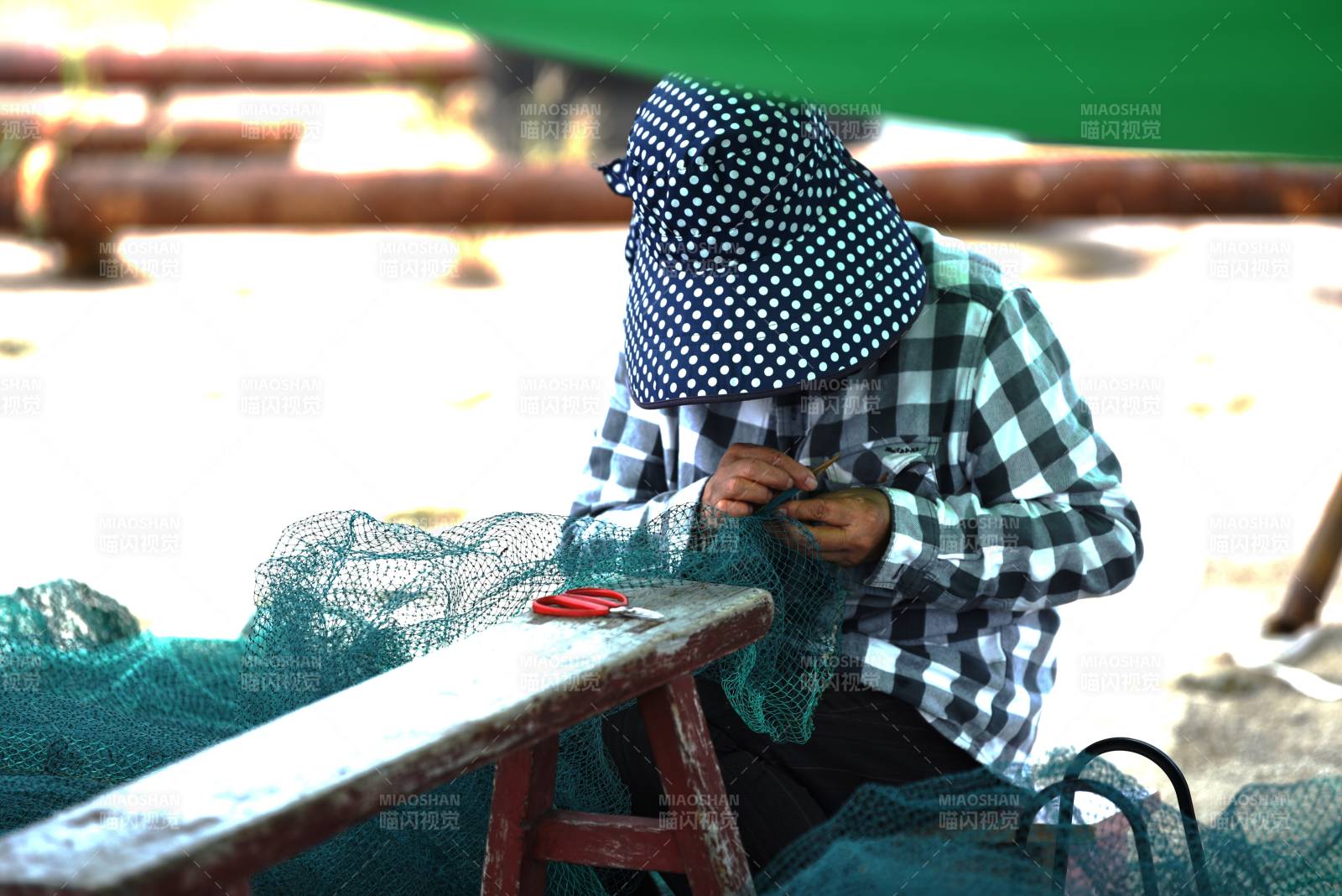 渔网修补人图片