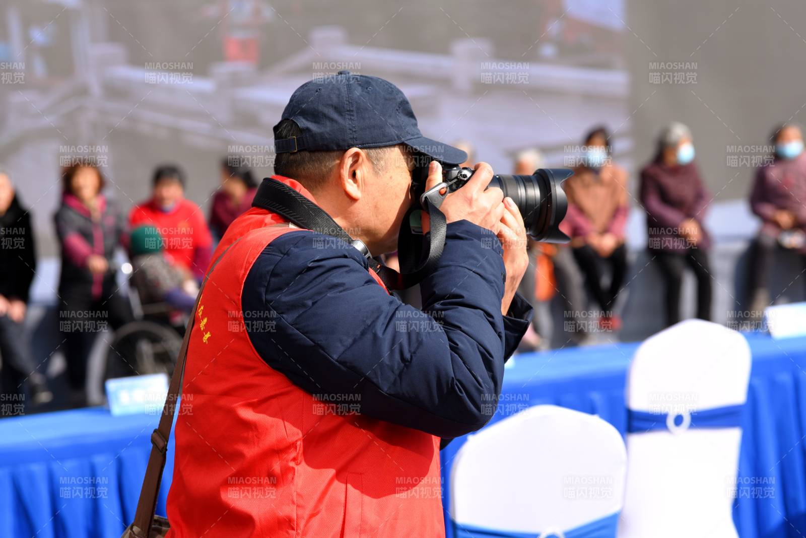 摄影者专注拍摄图片